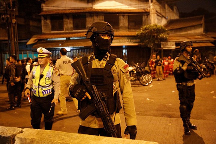 Cảnh sát tại hiện trường vụ nổ ở bến xe buýt tại thủ đô Jakarta (Indonesia) hôm 24.5. Ảnh: REUTERS