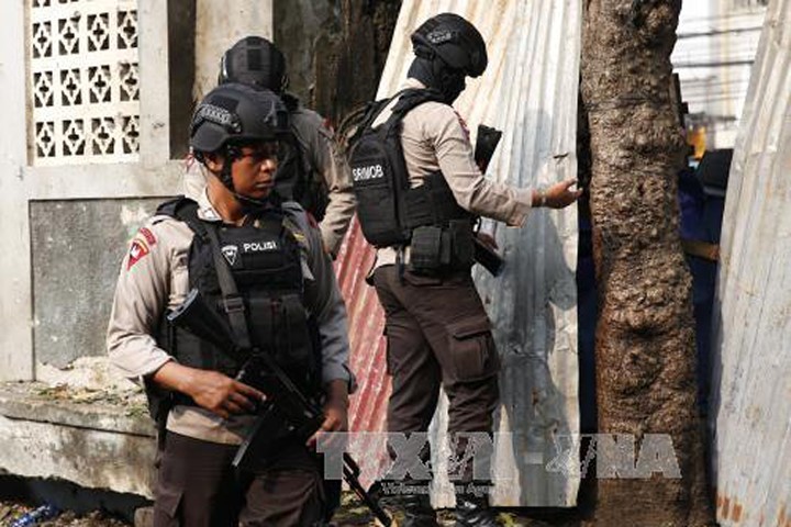 Cảnh sát Indonesia điều tra tại hiện trường vụ đánh bom ở Jakarta ngày 25/5. Ảnh: EPA/TTXVN

