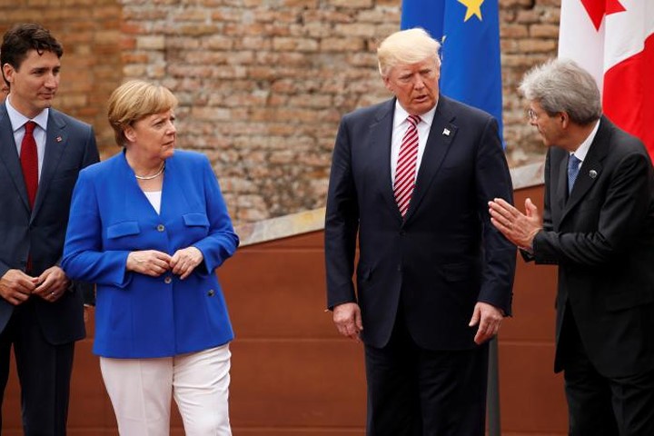 Từ phải sang trái: Tổng thống Italy Getiloni nói chuyện cùng Tổng thống Donald Trump, Thủ tướng Đức Angela Merkel và Thủ tướng Canada Justin Trudeau. Ảnh: Reuters

