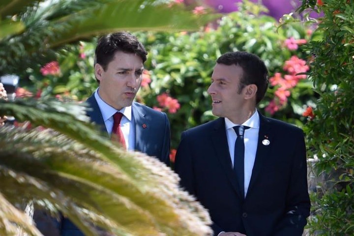 Ảnh tổng thống Pháp và thủ tướng Canada trò chuyện gây chú ý