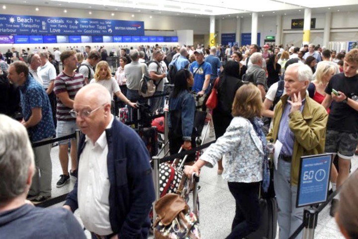 Hành khách xếp hàng dài đợi làm thủ tục tại quầy của British Airways (Ảnh: Retuers)

