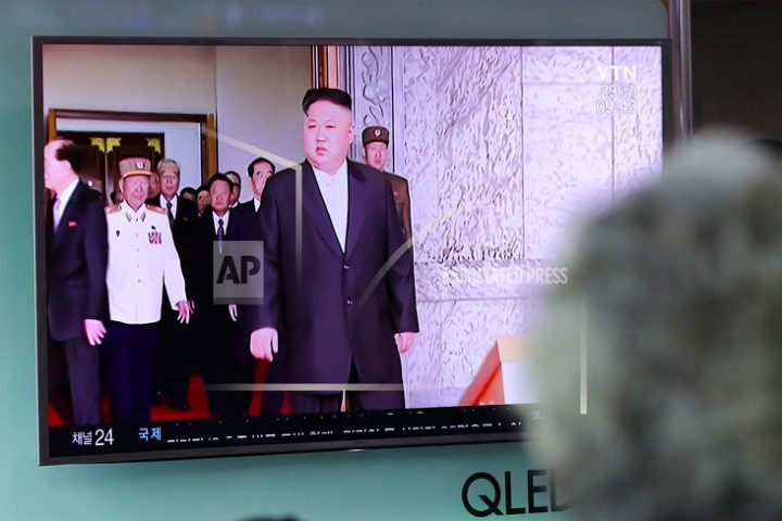 Người dân Hàn Quốc đang xem tivi đưa tin về vụ thử tên lửa của Triều Tiên (Ảnh: AP).