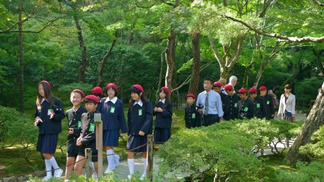 Học sinh Nhật Bản học ngưỡng mộ thiên nhiên