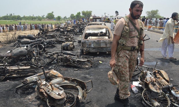 Pakistan: Đi lượm dầu rơi, hơn 150 người bị thiêu sống