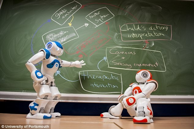 Các nhà khoa học hy vọng robot có thể dạy trẻ tự kỷ giao tiếp.