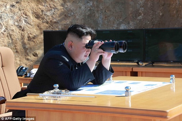 Nhà lãnh đạo Triều Tiên Kim Jung un giám sát vụ phóng tên lửa đạn đạo xuyên lục địa 