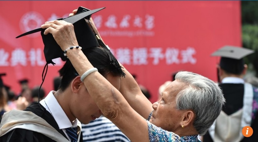 Một sinh viên của Đại học Khoa học và Công nghệ Trung Quốc được bà đội mũ cử nhân