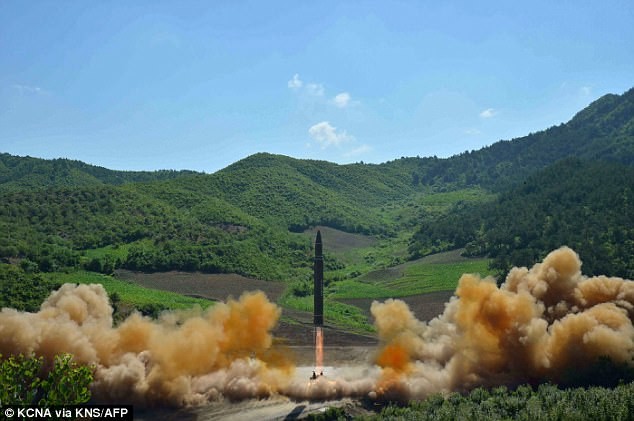Tên lửa Hwasong-14 của Triều Tiên phóng đi ngày 4/7

