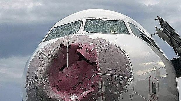Máy bay bị mưa đá rơi trúng