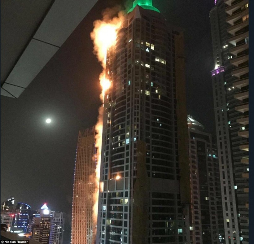 Hiện trường vụ cháy tòa nhà cao 79 tầng ở Dubai