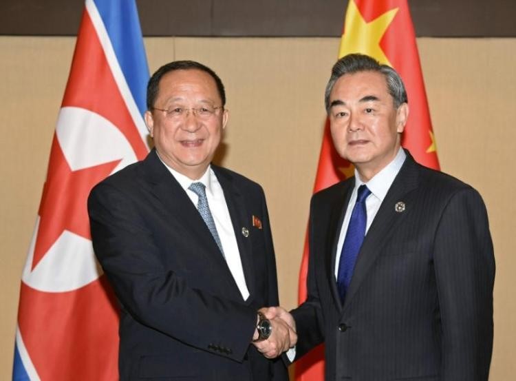 Bộ trưởng Ngoại giao Trung Quốc Wang Yi (phải) và Bộ trưởng Ngoại giao Triều Tiên Ri Yong Ho