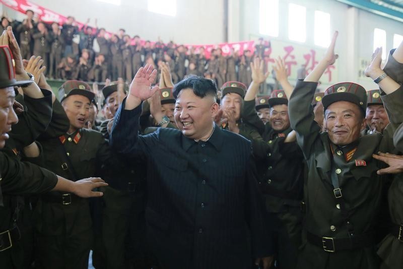 Nhà lãnh đạo Triều Tiên Kim Jung Un và các nhà khoa học, kỹ thuật viên của Học viện Khoa học quốc phòng sau khi phóng tên lửa đạn đạo xuyên lục địa Hwasong - 14 ngày 5/7