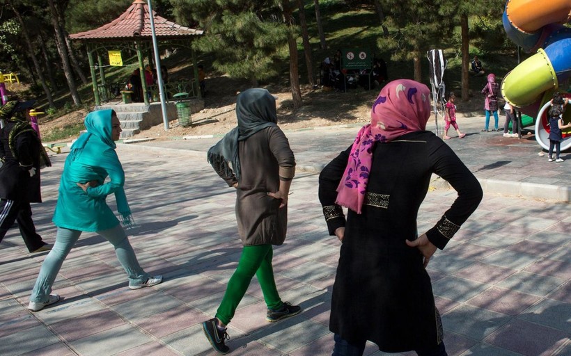 Những phụ nữ tập thể dục trong công viên ở Tehran, Iran