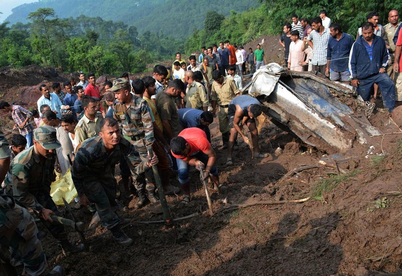 Nhân viên cứu hộ tìm kiếm nạn nhân của vụ lở đất ở Ấn Độ