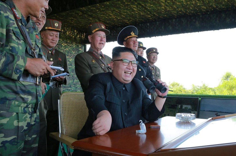 Nhà lãnh đạo Triều Tiên Kim Jung Un và các tướng lĩnh quân đội