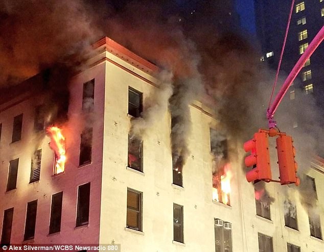 Gần 200 lính cứu hỏa vật lộn với đám cháy tại tòa nhà 5 tầng có chứa đạn dược