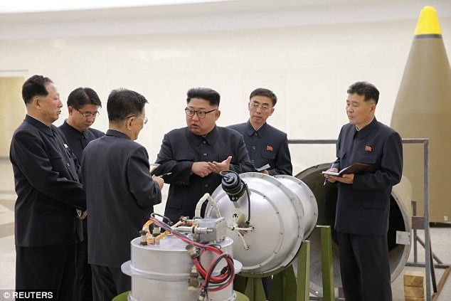 Nhà lãnh đạo Triều Tiên Kim Jong Un xem xét một quả bom nhiệt hạch 