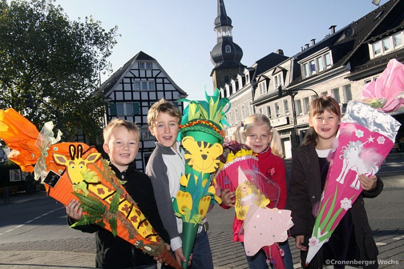 Trẻ em Đức thích thú với Schultüte trong ngày khai giảng đầu tiên