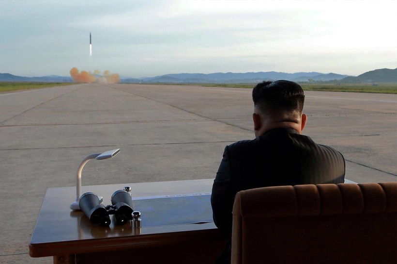 Nhà lãnh đạo Triều Tiên Kim Jong Un theo dõi vụ phóng tên lửa Hwa-song12