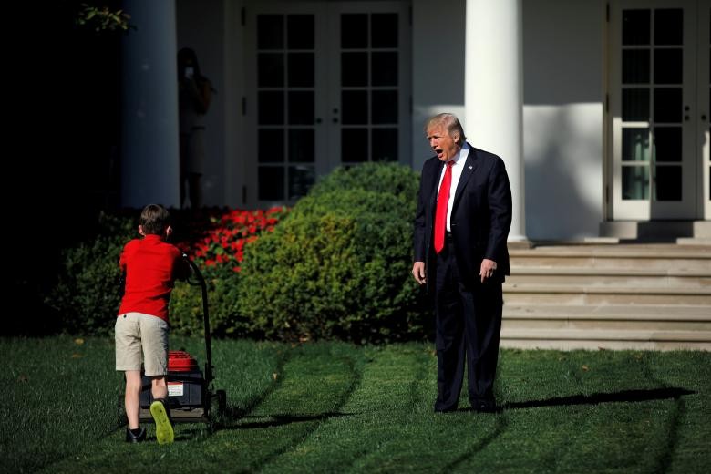 Tổng thống Trump đón chào cậu bé tới cắt cỏ tại Vườn Hồng 