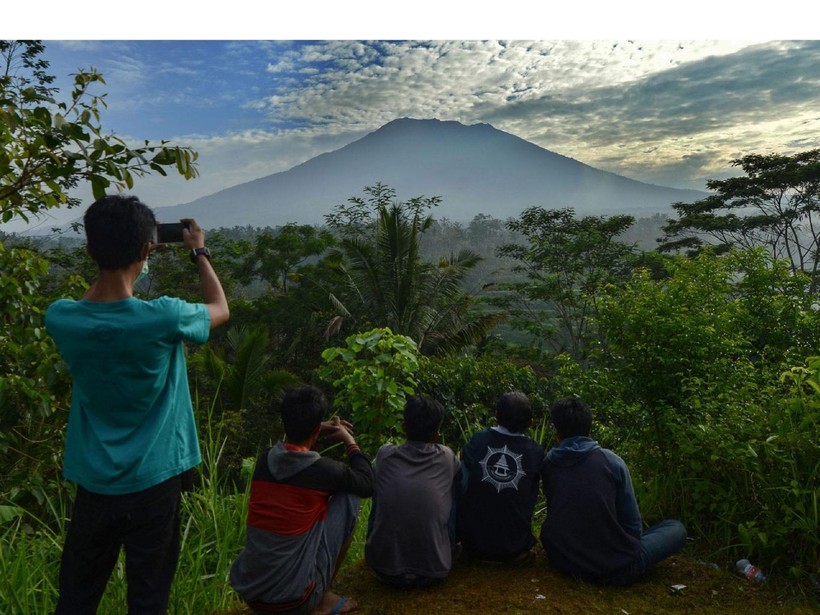 Indonesia: 35.000 người đi sơ tán vì sợ núi lửa phun bất kỳ lúc nào