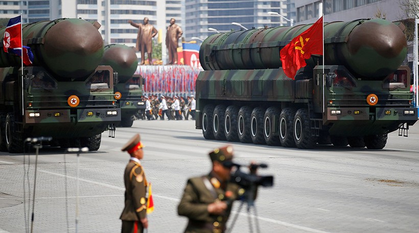 Tên lửa đạn đạo liên lục địa của Triều Tiên xuất hiện trong một cuộc diễu binh (ảnh: Reuters)