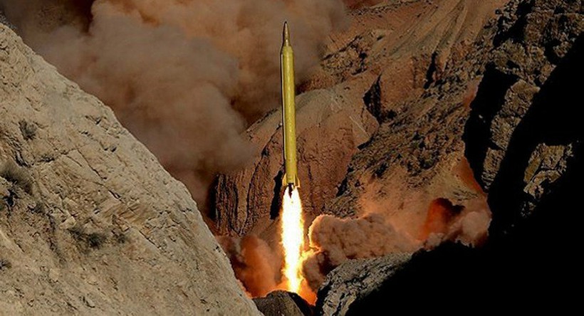 Một tên lửa đạn đạo được phóng lên từ một địa điểm ở Iran
