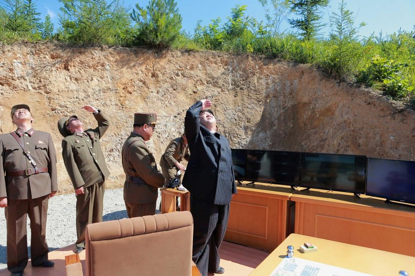 Lãnh đạo Triều Tiên Kim Jung Un theo dõi một vụ phóng tên lửa