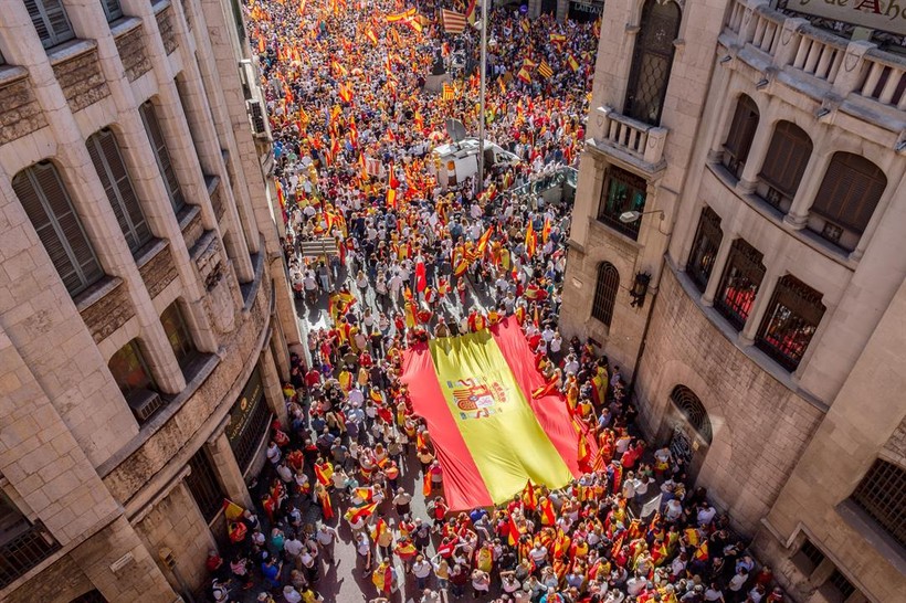 Khoảng 25.000 người biểu tình chống Catalonia độc lập