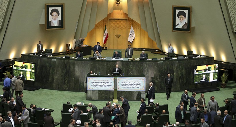 Giám đốc cơ quan năng lượng nguyên tử Iran (giữa) tại một phiên khai mạc quốc hội ở Tehran, Iran