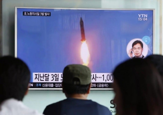 Người Hàn Quốc theo dõi Triều Tiên bắn tên lửa trên truyền hình vào hồi tháng 8 vừa qua