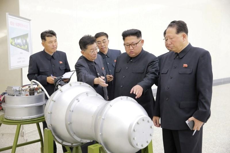 Nhà lãnh đạo Kim Jong un và các quan chức
