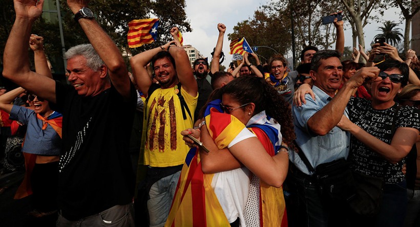 Những người bầy tỏ sự vui mừng khi quốc hội khu vực Catalonia tuyên bố độc lập