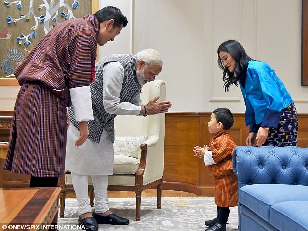 Hoàng tử một tuổi xứ Bhutan cực dễ thương khi tới thăm Ấn Độ