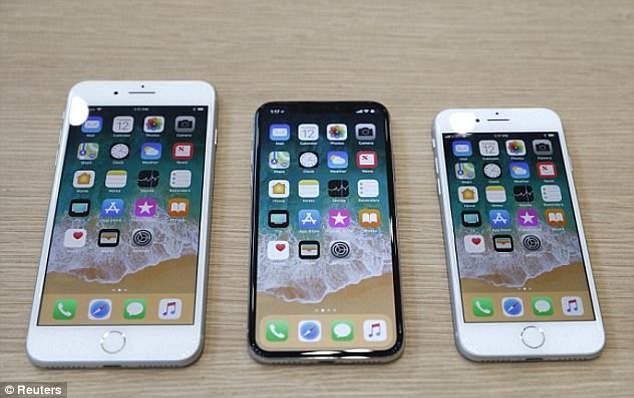 Hiện tại Apple có 3 mẫu iPhone là iPhone 8 (phải) và iPhone 8 Plus và iPhone X (giữa)