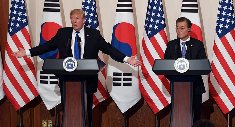 Tổng thống Trump (trái) tại một cuộc họp báo với người đồng cấp Hàn Quốc Moon Jae-in