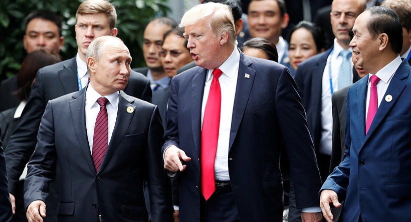 Tổng thống Nga Putin (trái), Tổng thống Mỹ Donald Trump và Chủ tịch nước Việt Nam Trần Đại Quang bên lề Hội nghị APEC