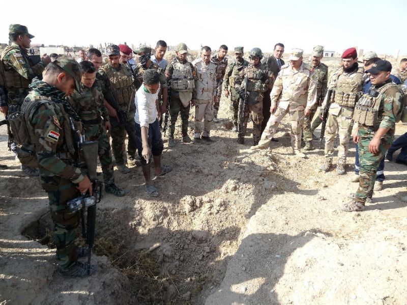Quân đội Iraq tại khu vực hố chôn tập thể