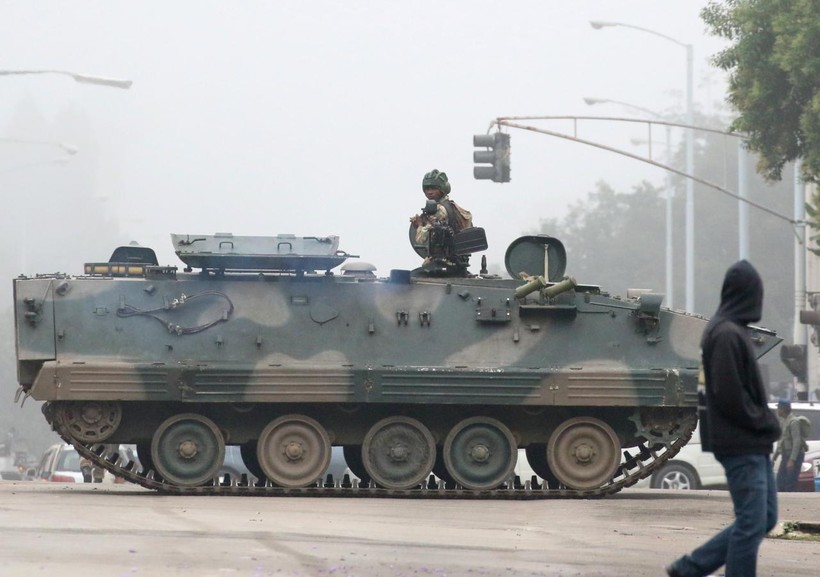 Xe tăng quân đội trên đường phố Zimbabwe