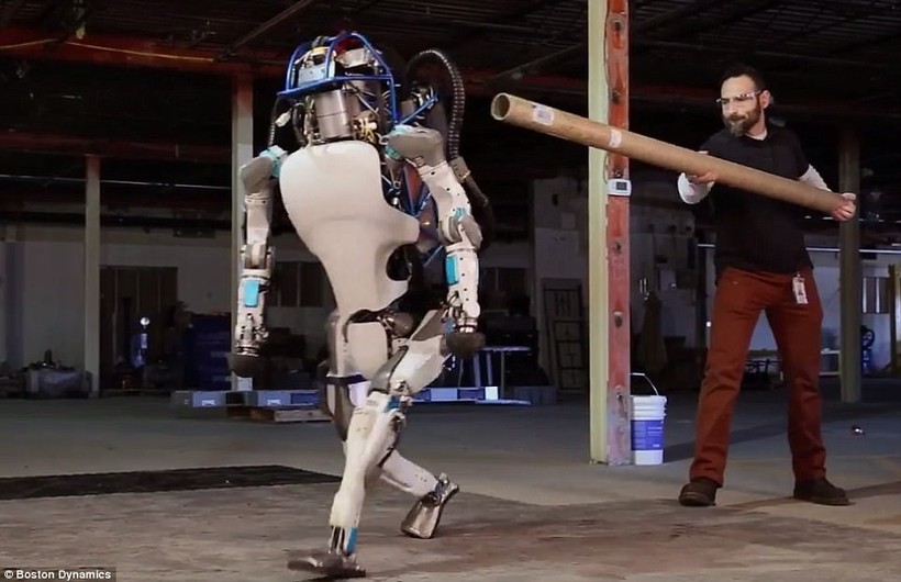 Gặp robot Atlas có thể nhảy ngược lại mà không bị ngã