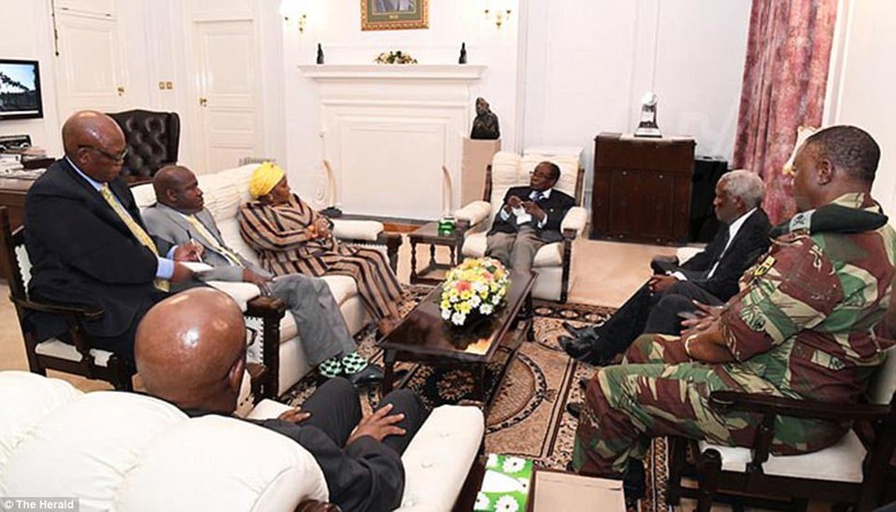 Hình ảnh của ông Robert Mugabe (ngồi giữa phía sau) cùng với những người tham gia cuộc nói chuyện tại nơi ở Blue Roof của ông.