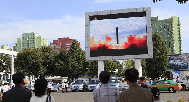 Người dân Triều Tiên theo dõi vụ phóng tên lửa Hwasong-12 trên một màn hình lớn