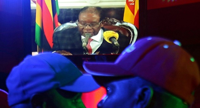 Người dân theo dõi bài phát biểu của ông Mugabe trên truyền hình