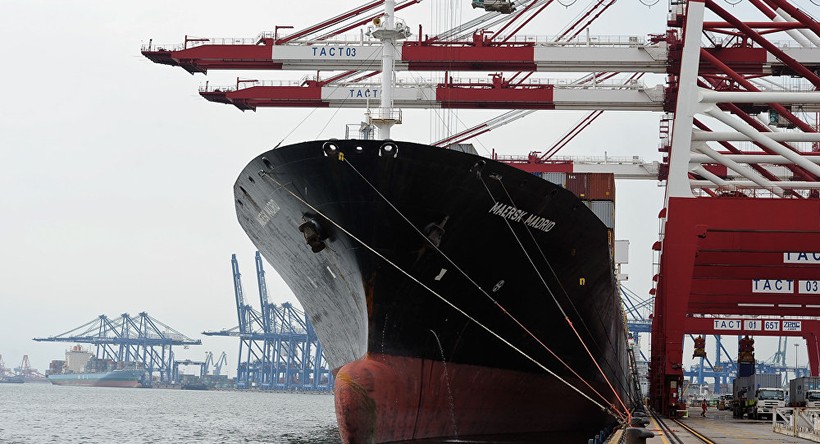 Những container đang được đưa lên tàu đỗ tại cảng Thiên Tân, Trung Quốc