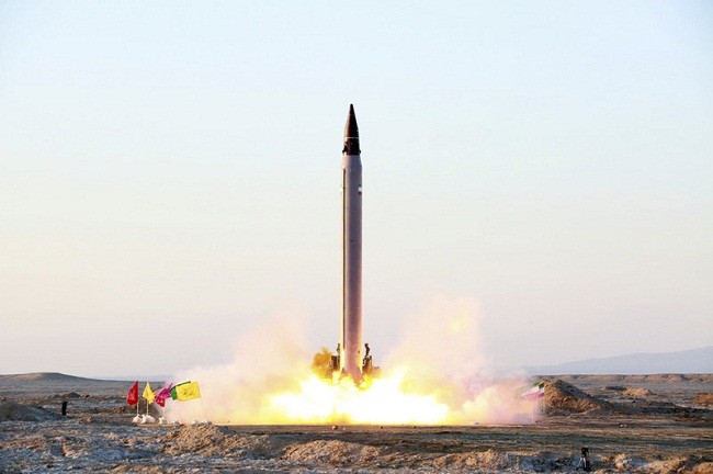 Tên lửa đạn đạo đất-đối-đất Emad của Iran được phóng (Ảnh: AP)