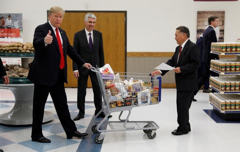 Tổng thống Donald Trump đẩy xe siêu thị