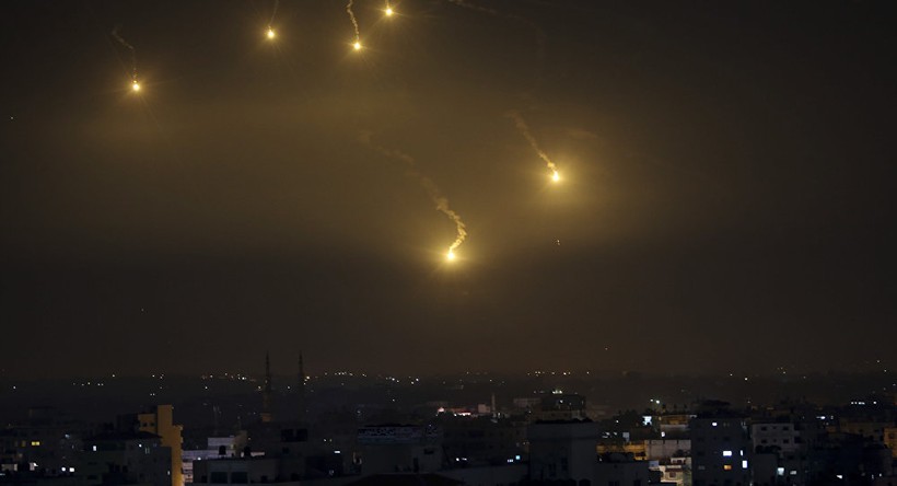 Những quả rocket nổ trên bầu trời Israel