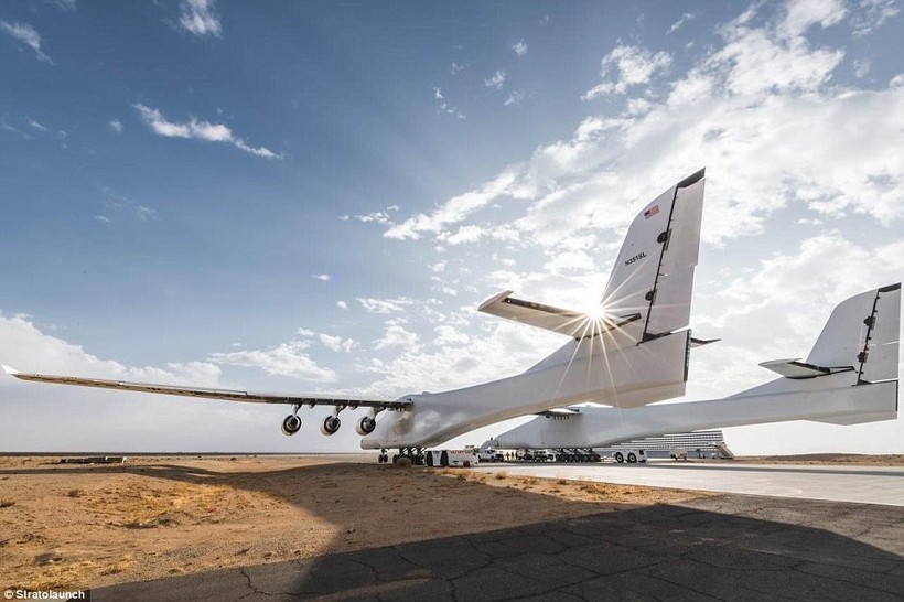 Máy bay lớn nhất thế giới với sải cánh dài hơn cả sân bóng đá