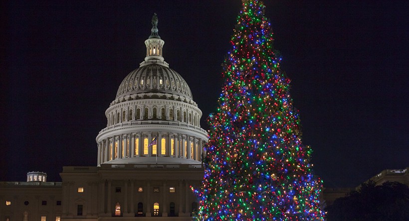 Cây thông Noel bên cạnh Tòa nhà quốc hội Mỹ