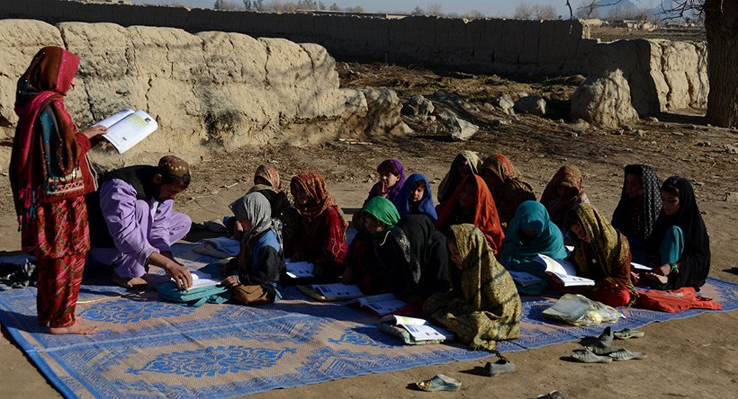 Một lớp học ngoài trời ở Afghanistan